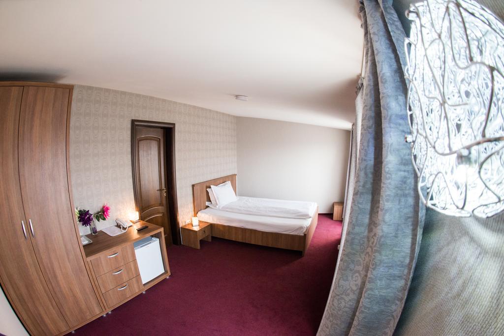 Hotel La Strada Ploieşti Exteriör bild