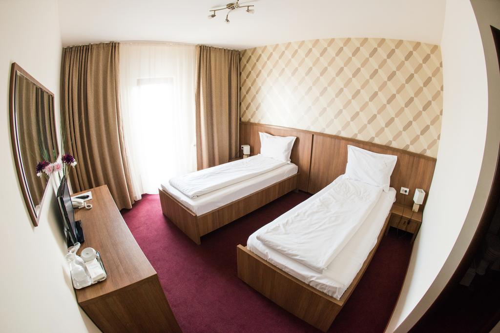 Hotel La Strada Ploieşti Exteriör bild
