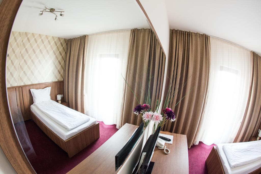 Hotel La Strada Ploieşti Exteriör bild